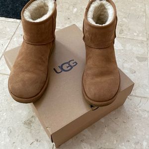 Womens size 9 chestnut ugg minis. VERY LIGHTLY WORN.